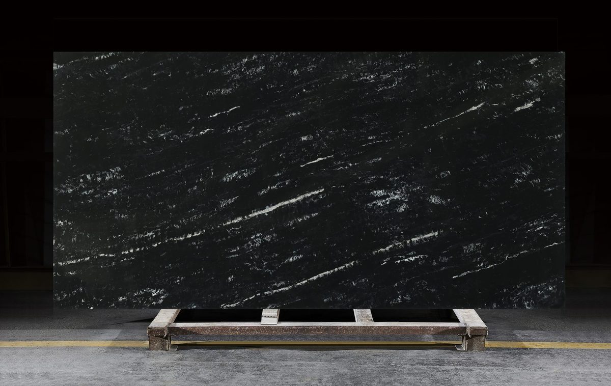 Marquina Carbone quartz slab, CN8057